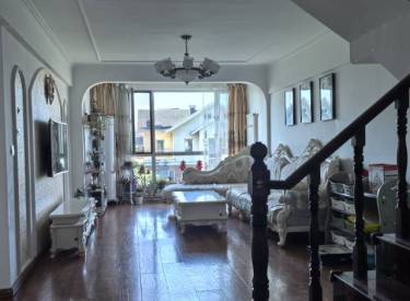 辉山香格里拉小区：五楼带阁楼90.81平，露台扩建，实得174平，四室三厅两卫，冬季取暖温度25-26度，后改造地热加暖气，精装修，家具家电齐全，旁边蒲河七中文艺二双书包，拎包入住，价格45.7万可议。