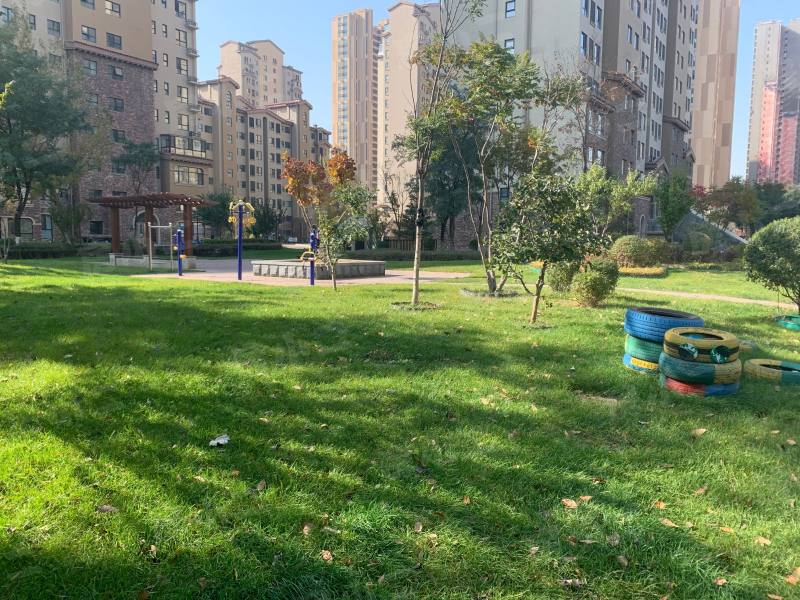 荣盛香缇澜山二期园区图片