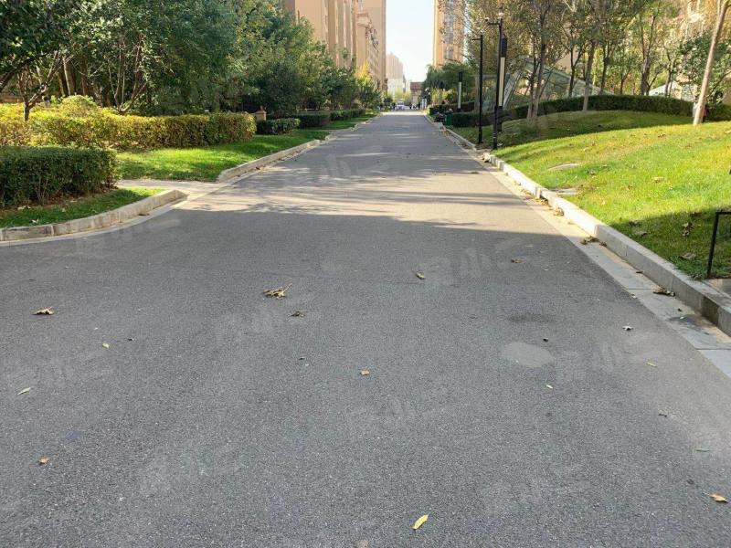 荣盛香缇澜山二期园区图片