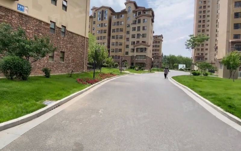 荣盛香缇澜山二期园区图片