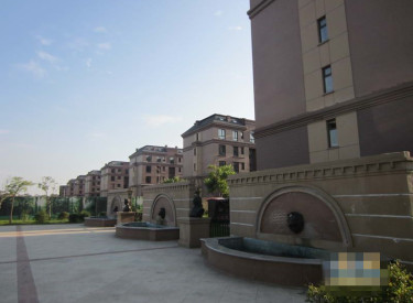 单价4000，唐轩英郡南北二室送同面积阁楼实得200平