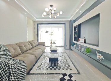 学区房 全新豪华装修 交通四通八达 全屋定制