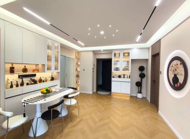 精装东南电梯房